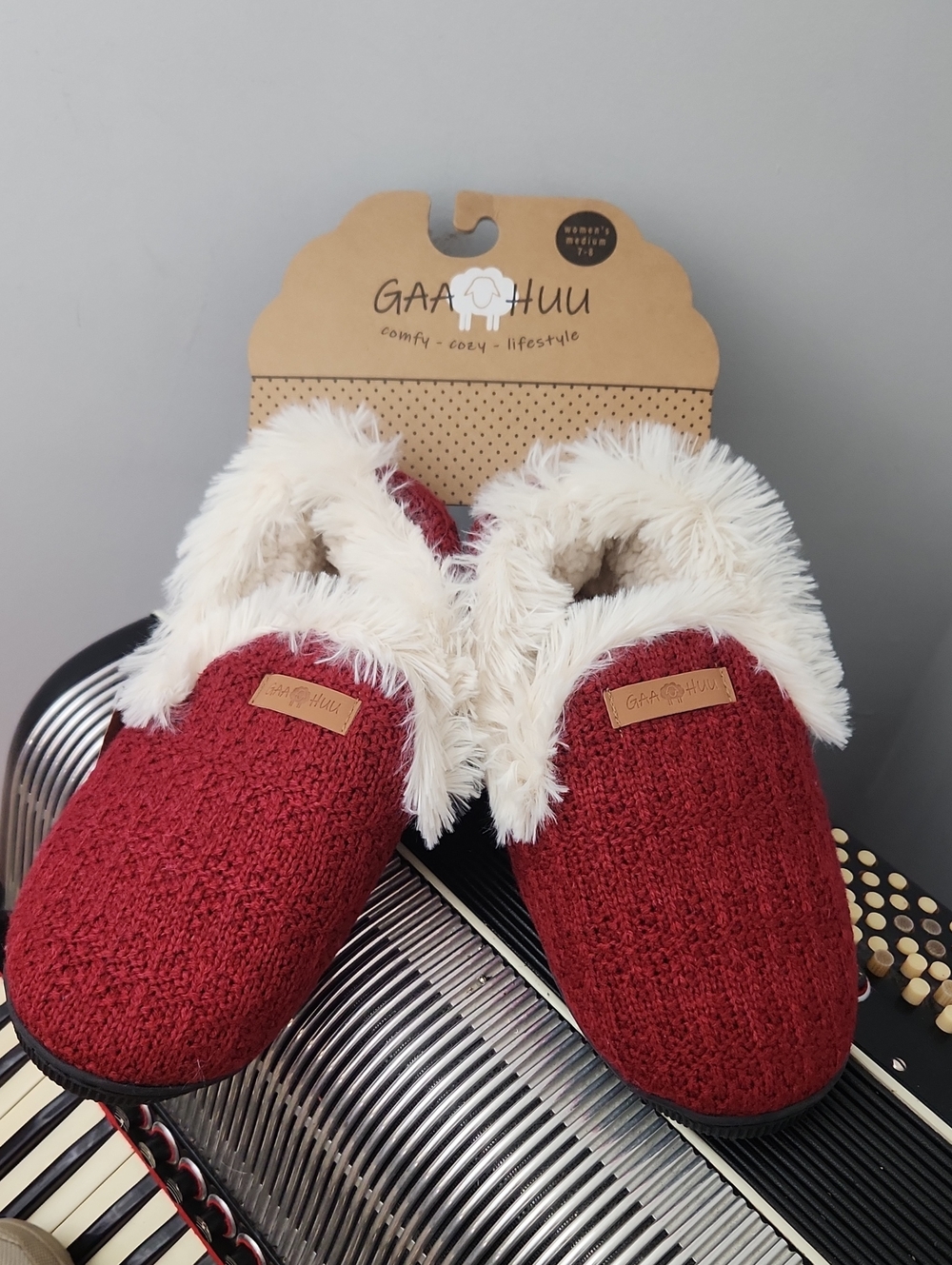 NWT - GAA HUU RUBY RED SUPER SOFT & WARM SLIPPERS SIZE MEDIUM 7-8